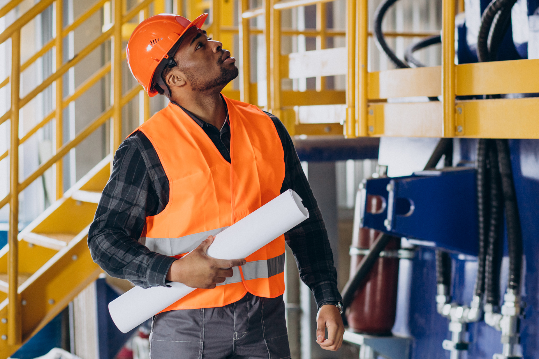 Responsable de chantier avec des plans